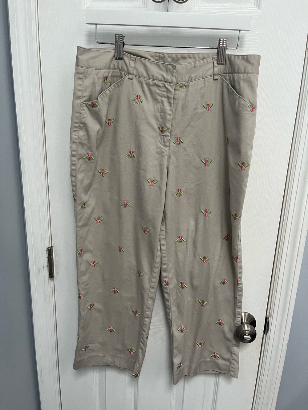 Lilly Pulitzer khaki 12 READ cropped capri pants embroidered pink green bee FLAW
